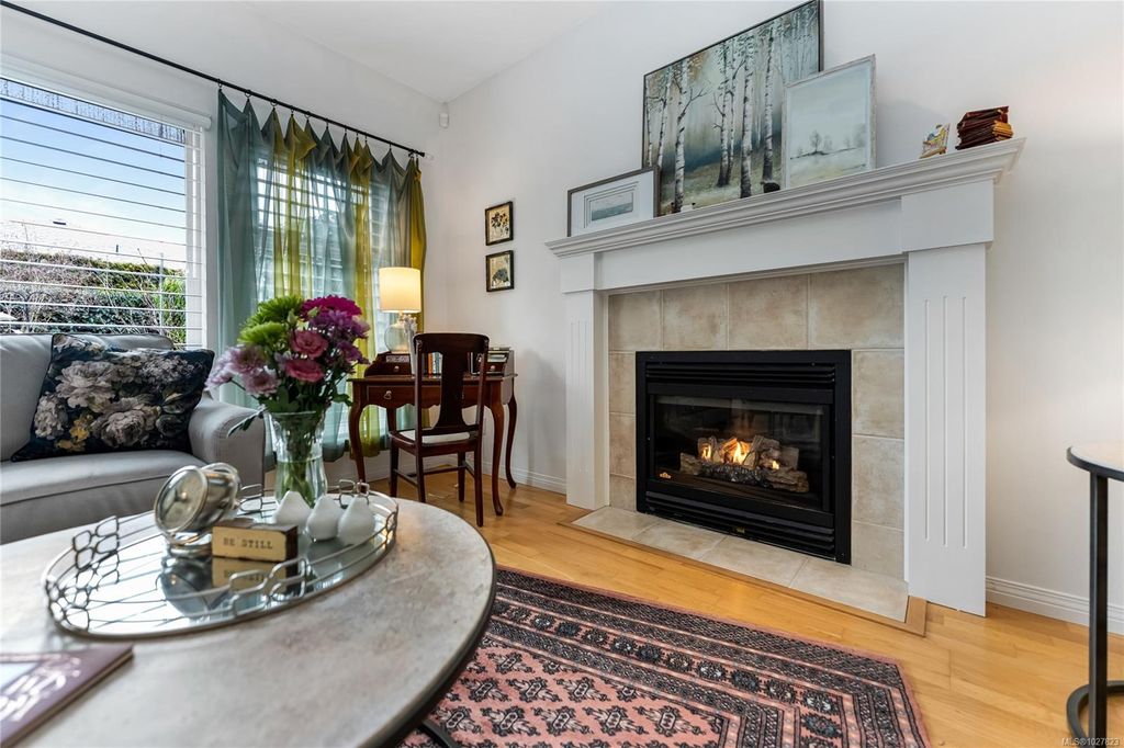 listing image 16040292872792495165