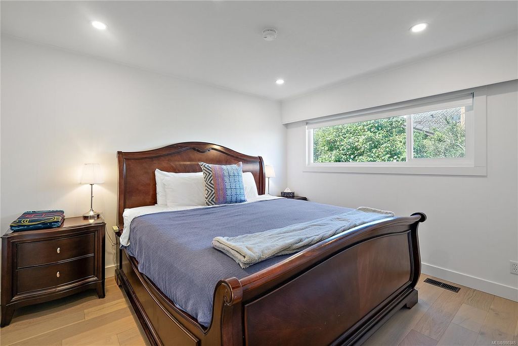 listing image 16045093365028056013