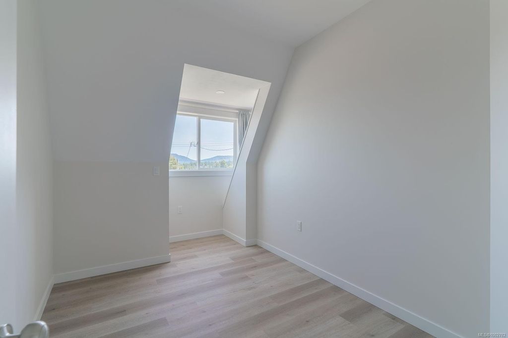 listing image 16046032942771178768