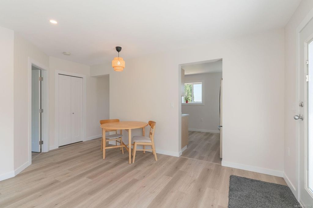 listing image 16049298295861478496