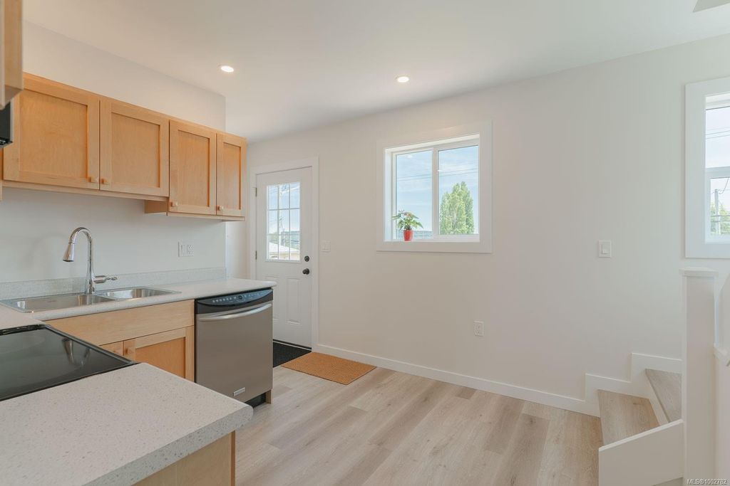 listing image 16046066141799516093