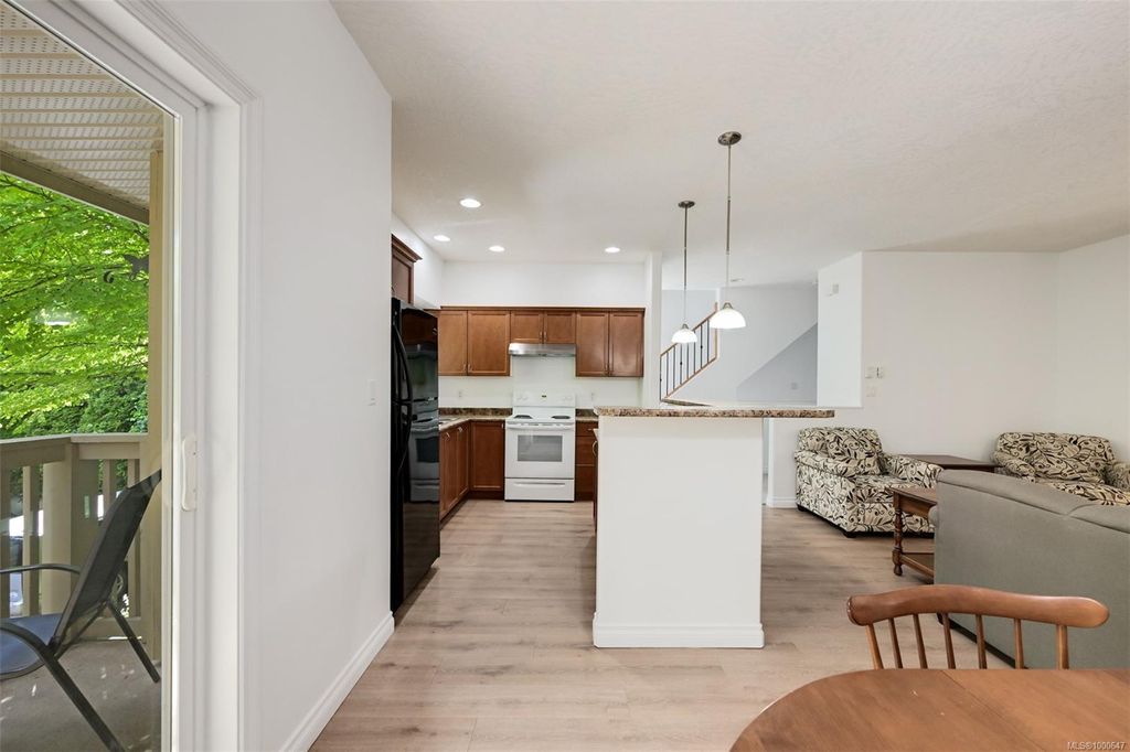 listing image 16048193108349886940