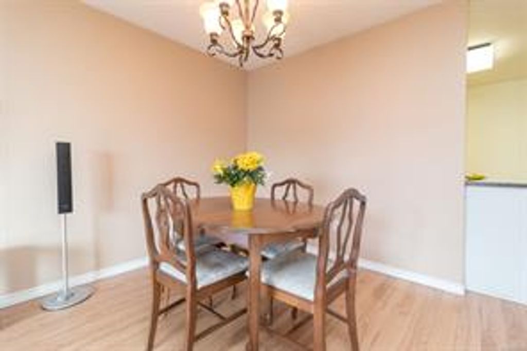 listing image 16041017398244517057