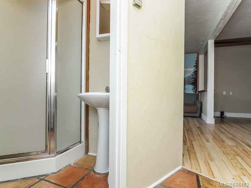 listing image 16041474394552400979