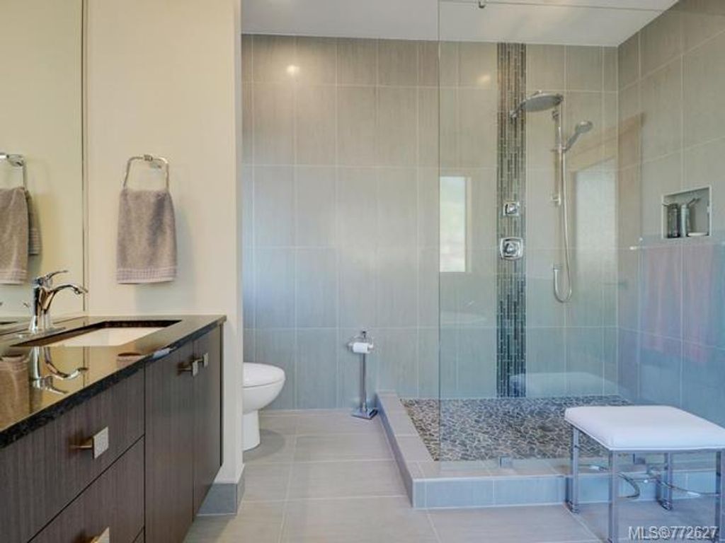 listing image 16049066375294785983
