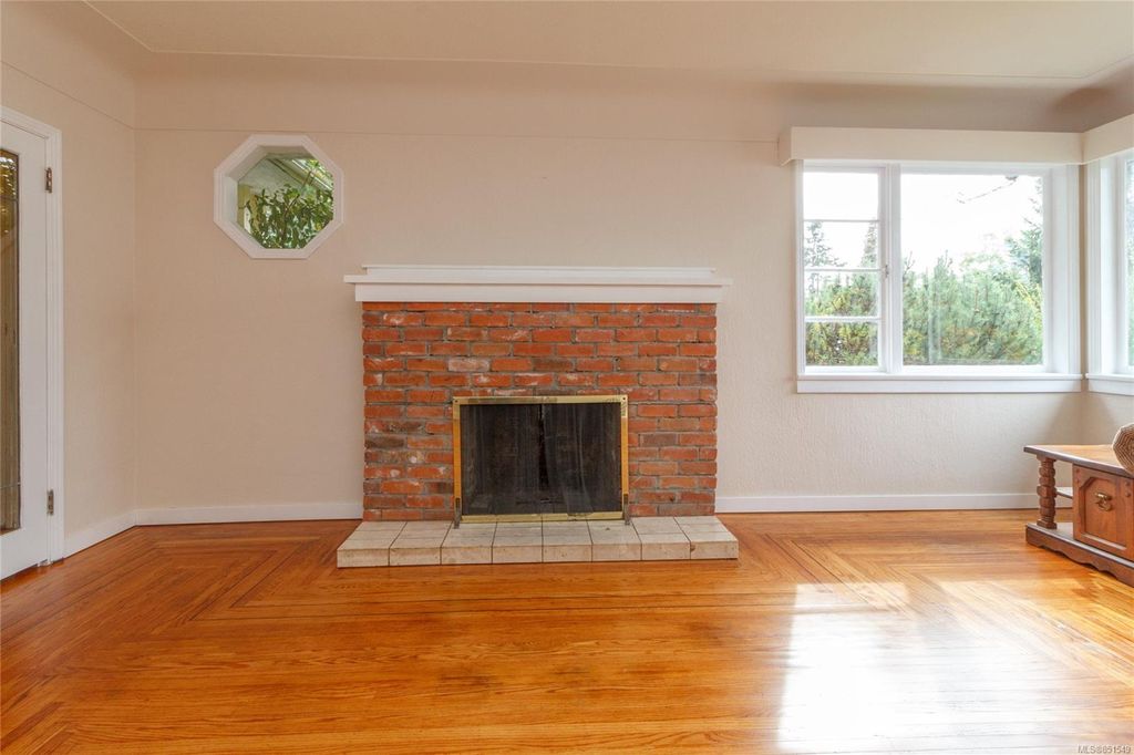 listing image 16042955737676