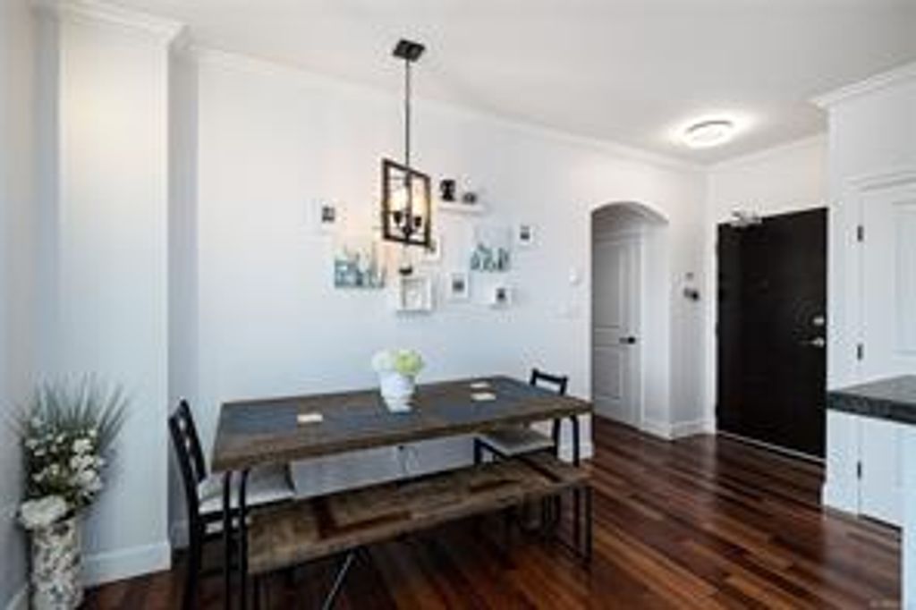 listing image 16043406930407