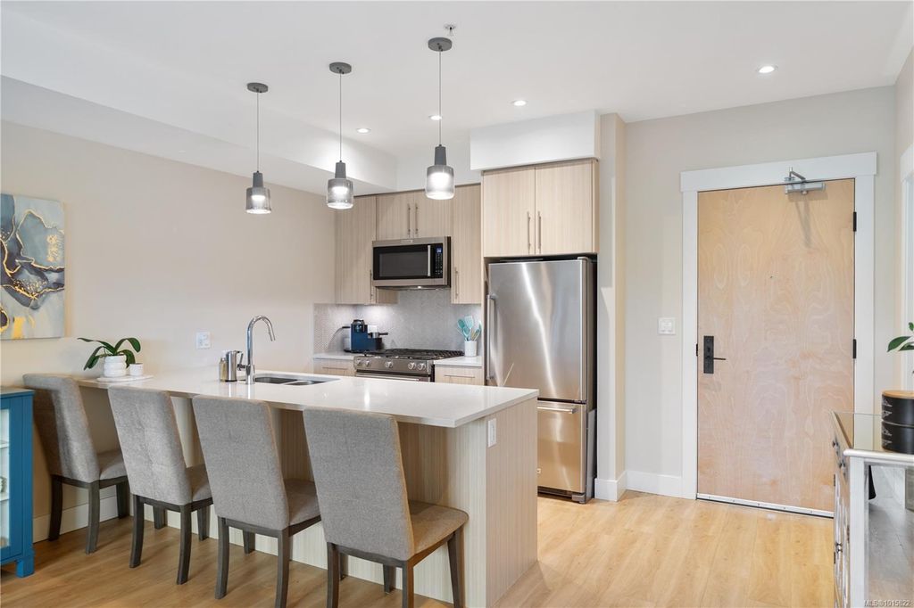 listing image 16043422510515093245