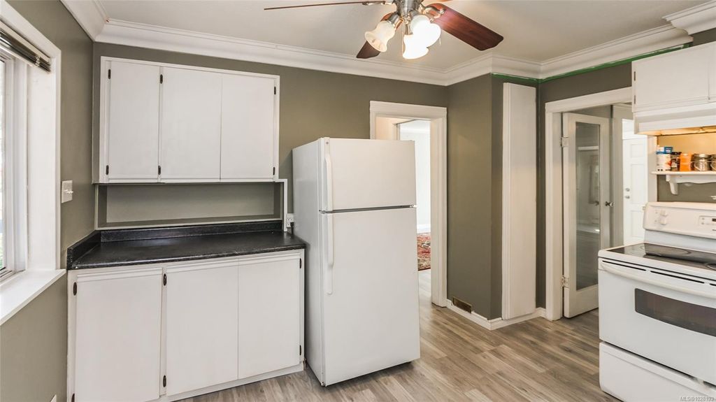 listing image 16044255851649930848