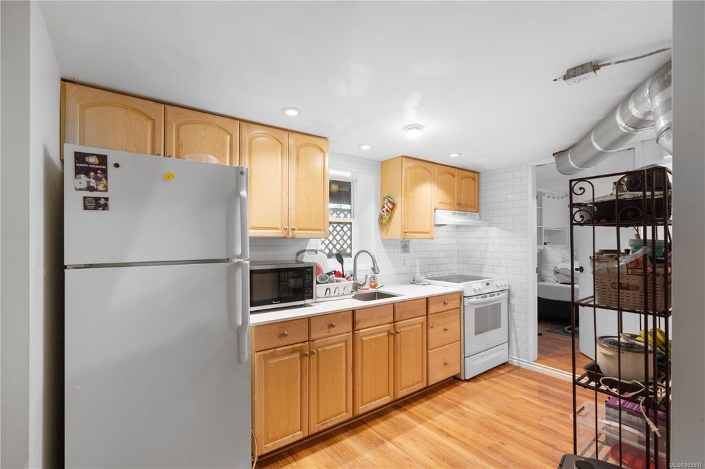 listing image 16044843963781204667