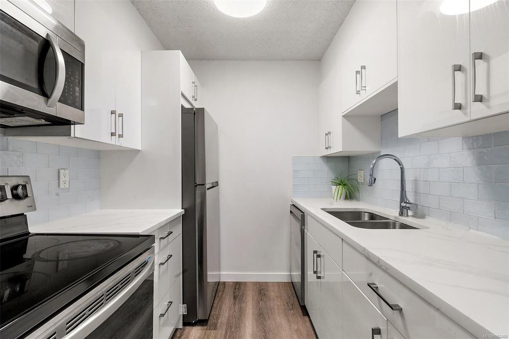 listing image 16042919373245097776