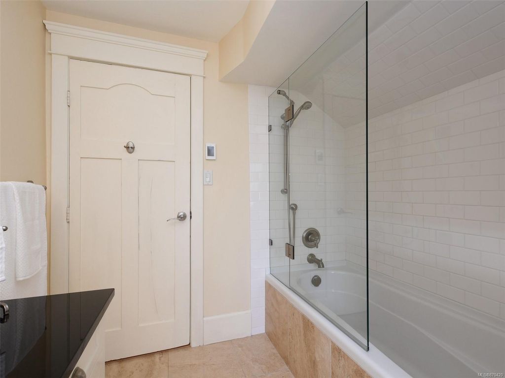 listing image 16048711841795956730