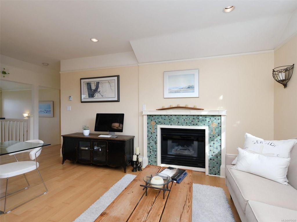 listing image 16041983077265711615