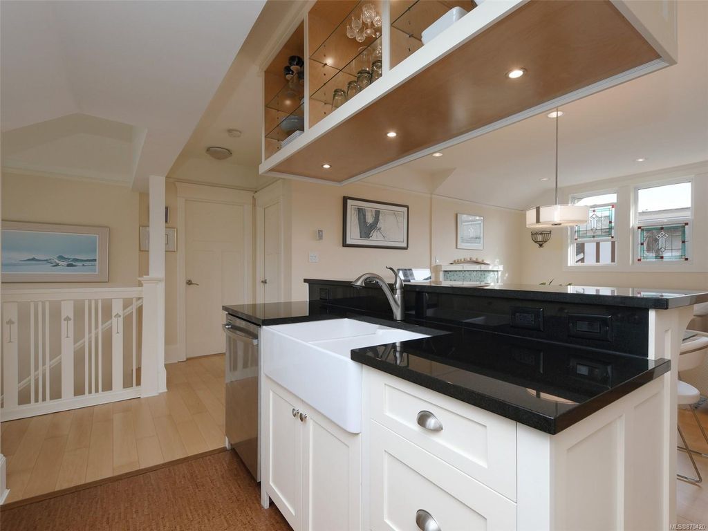 listing image 16042684589141463410