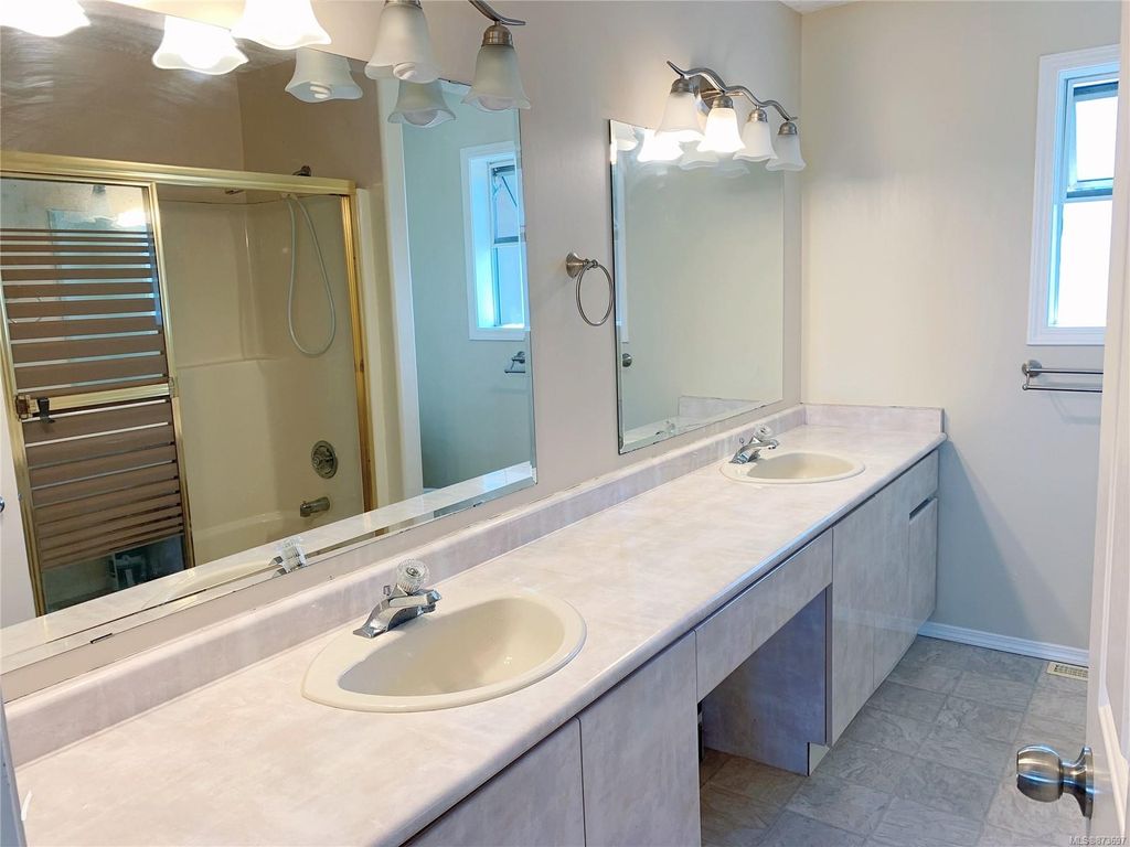 listing image 16045939192309179807