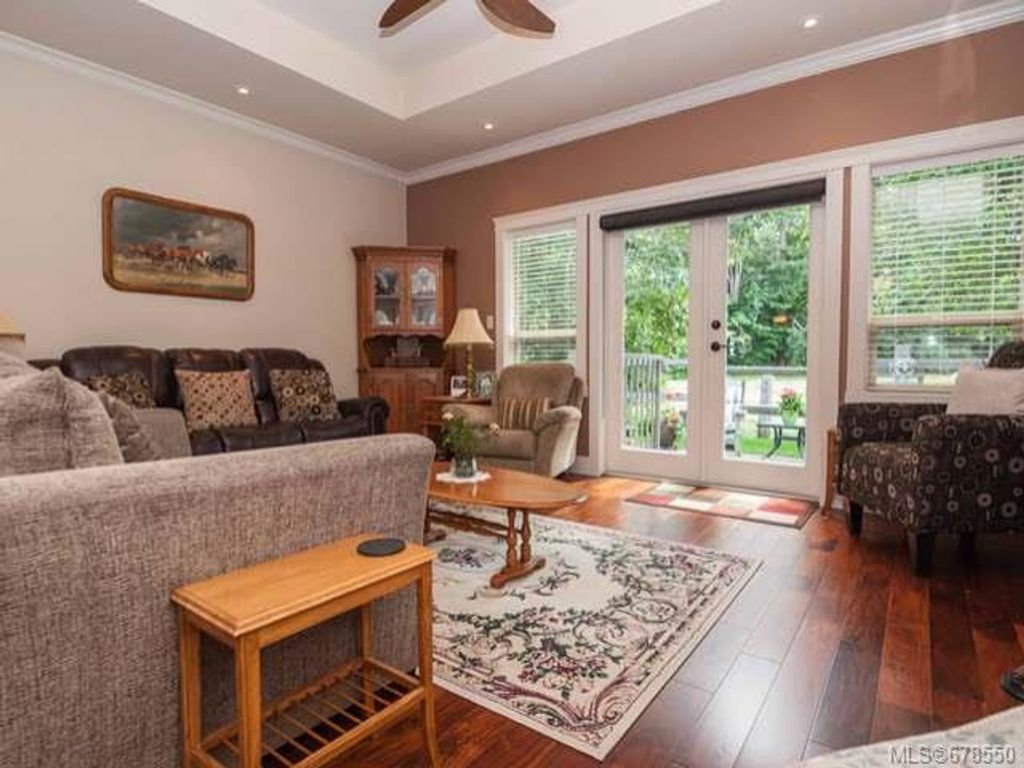 listing image 16049368157855692200