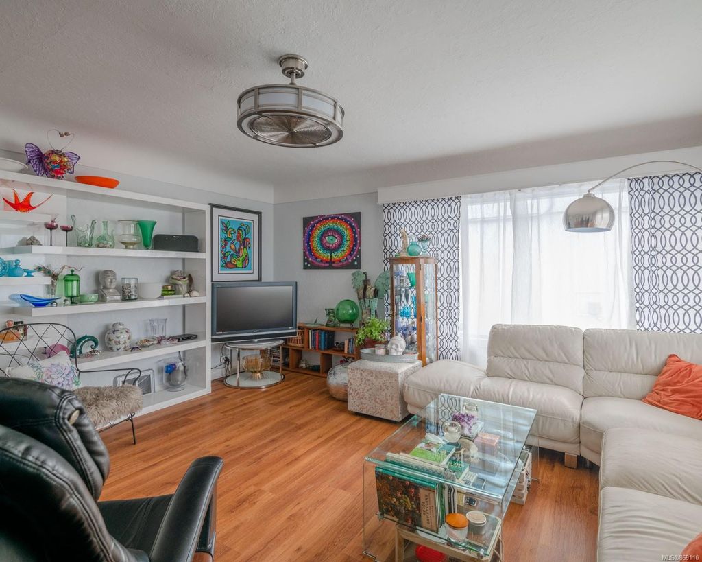 listing image 16041244851778661497