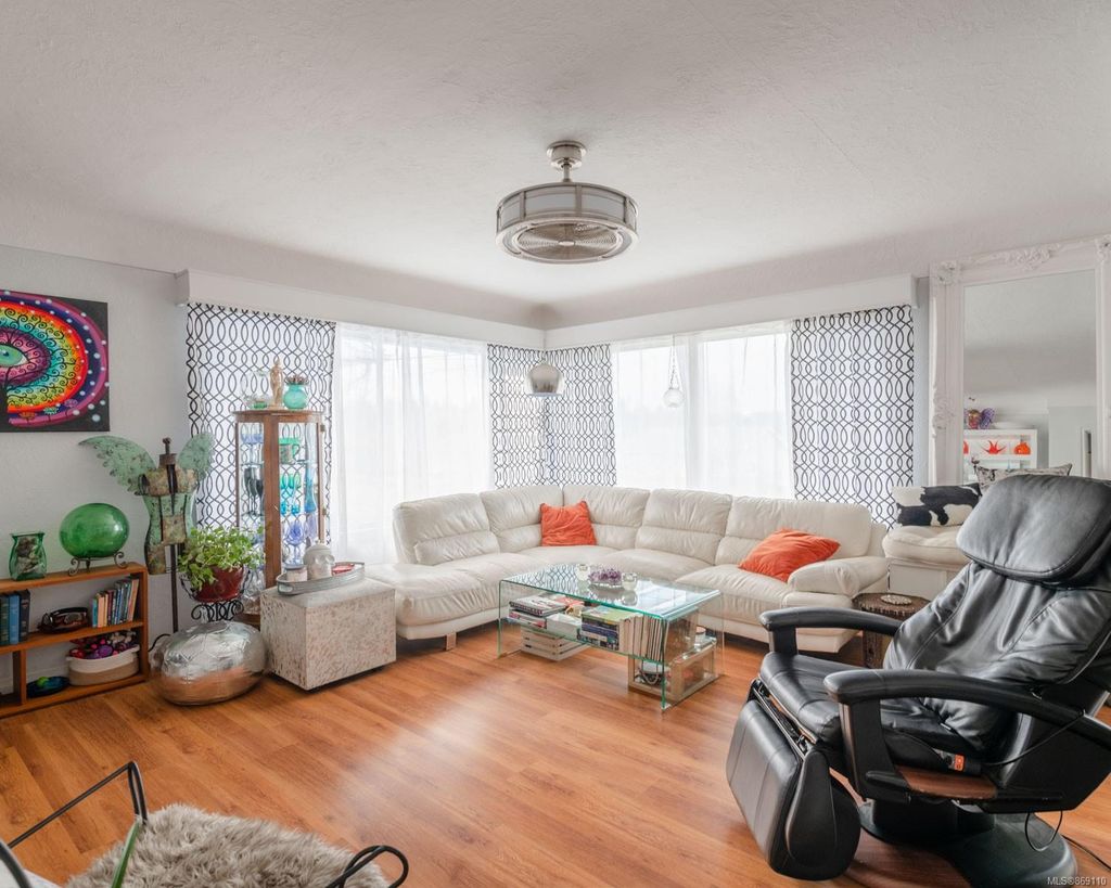 listing image 16041295394733455247