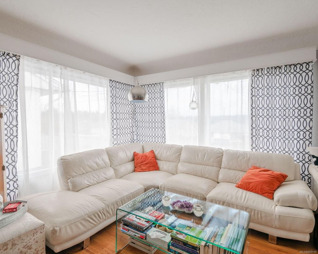 listing image 16049353446846757867