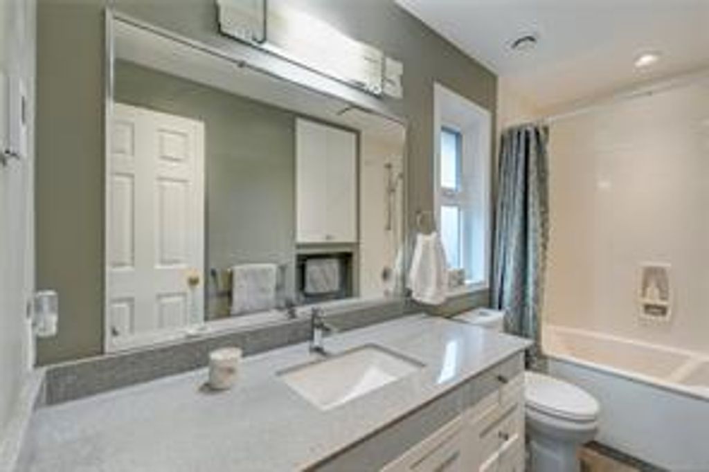 listing image 16049280689614817663