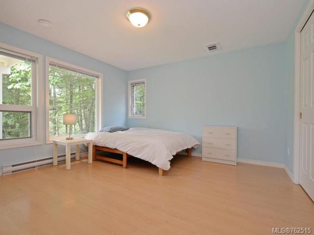 listing image 16040165712592030335
