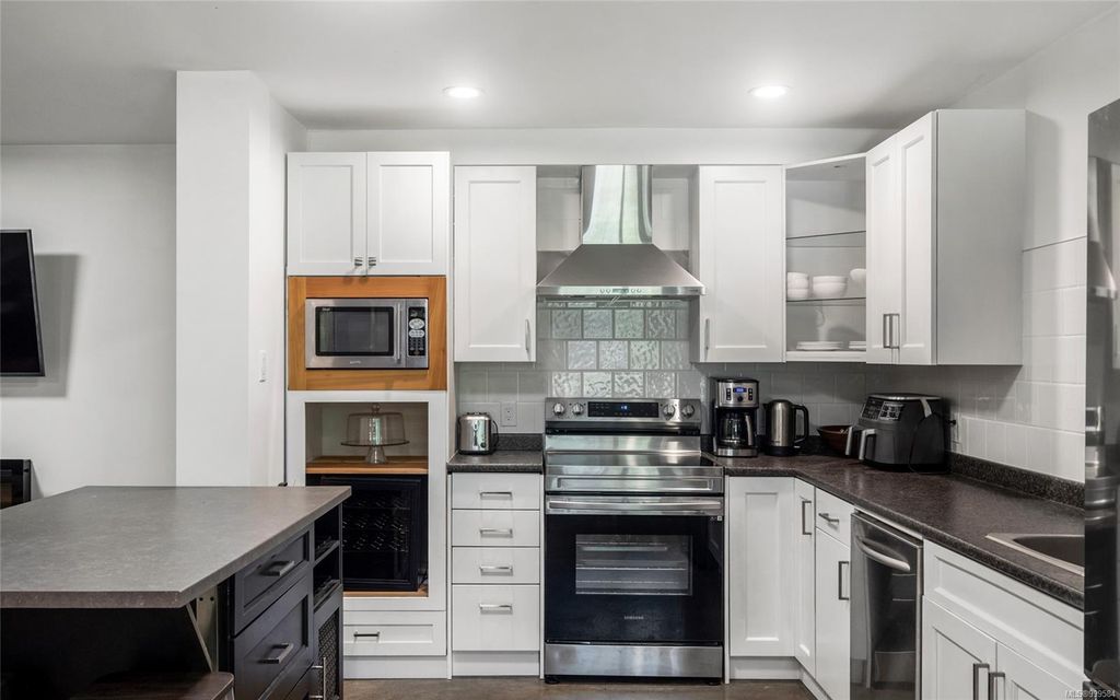 listing image 16047099053906670600