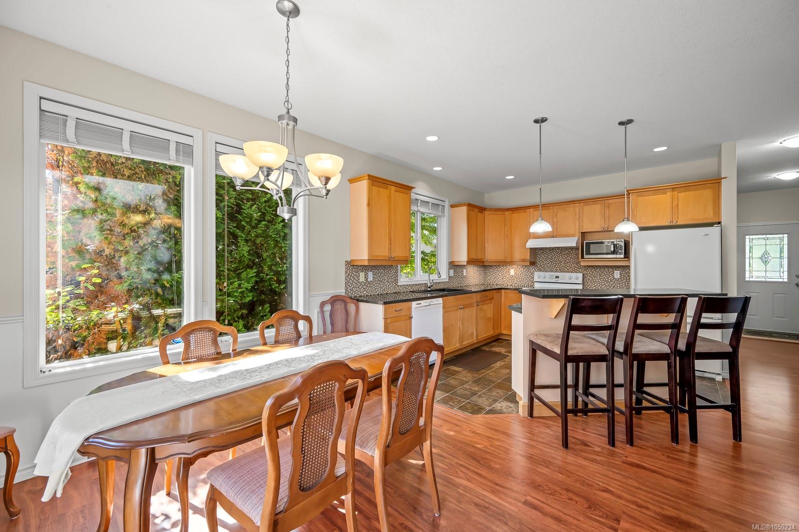 2464 Stirling Cres
