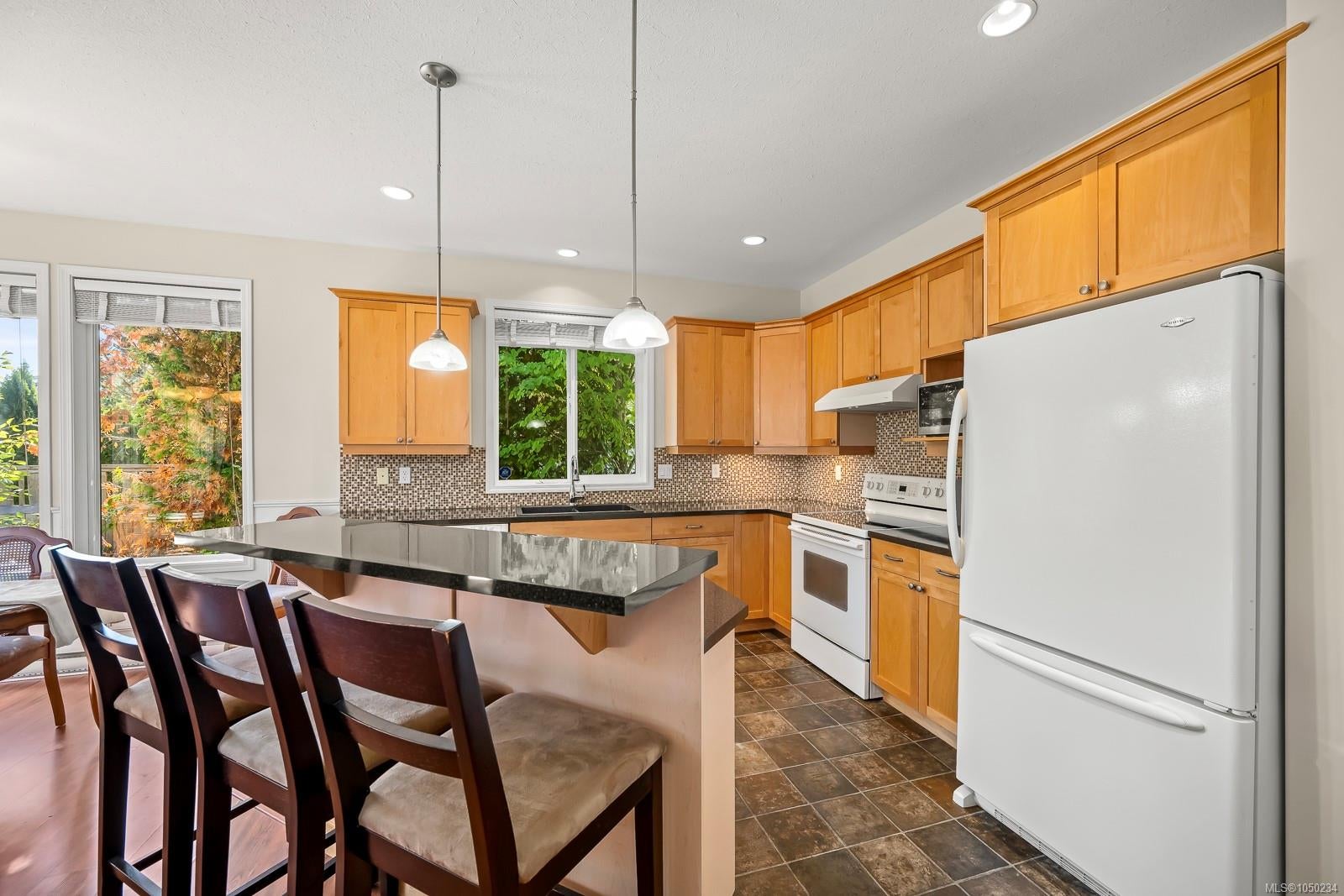 2464 Stirling Cres
