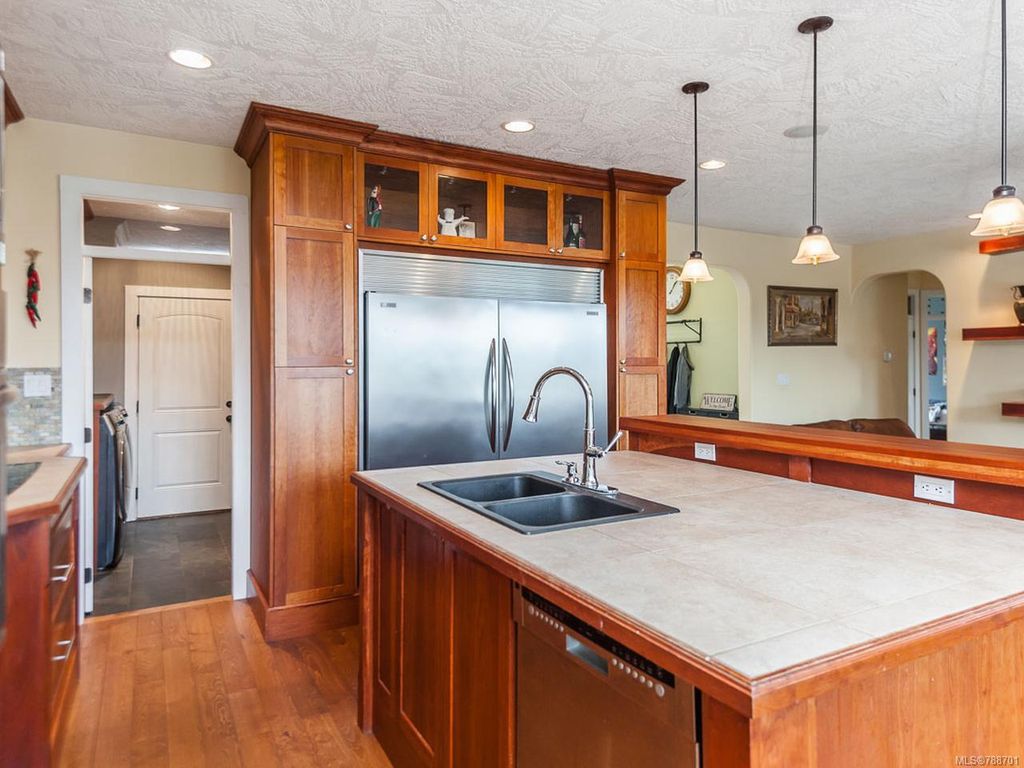 listing image 16041861710746308824