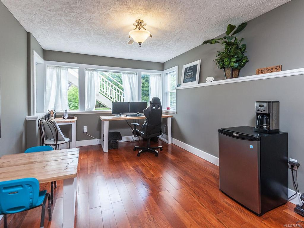 listing image 16046412324825805383