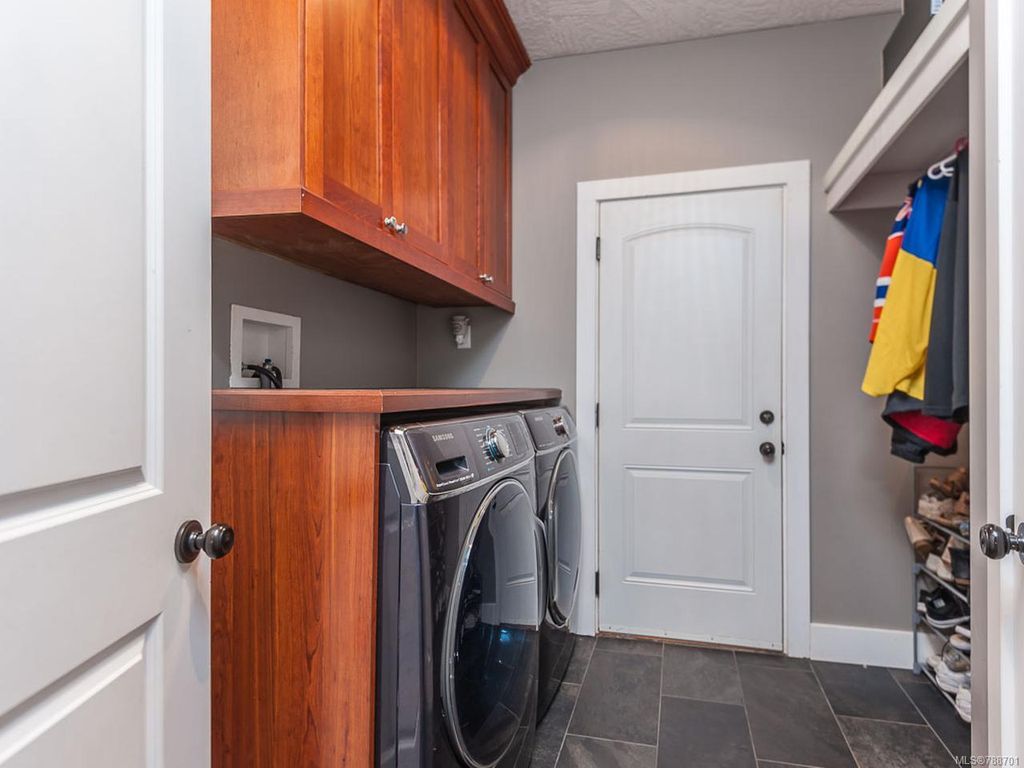 listing image 16048732111398542230