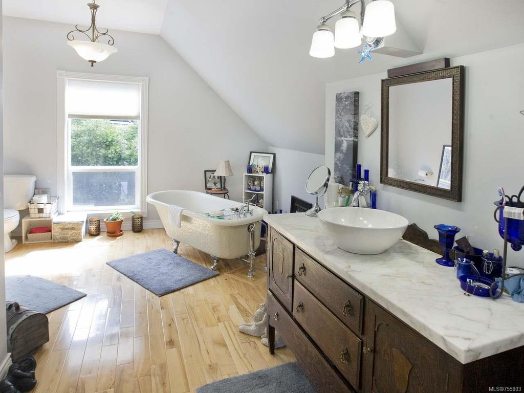 listing image 16049507848952379506