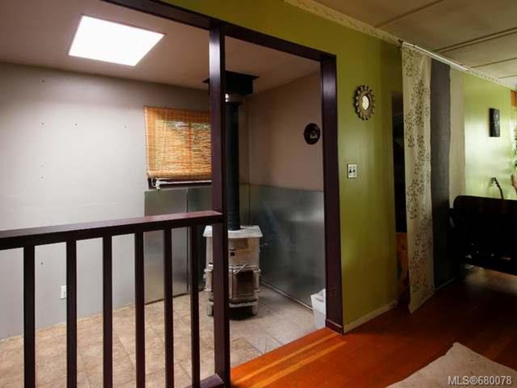 listing image 16046352512843796860