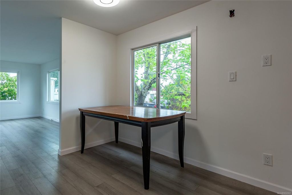 listing image 16045846809015026458