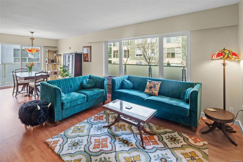 listing image 16049937184319375419