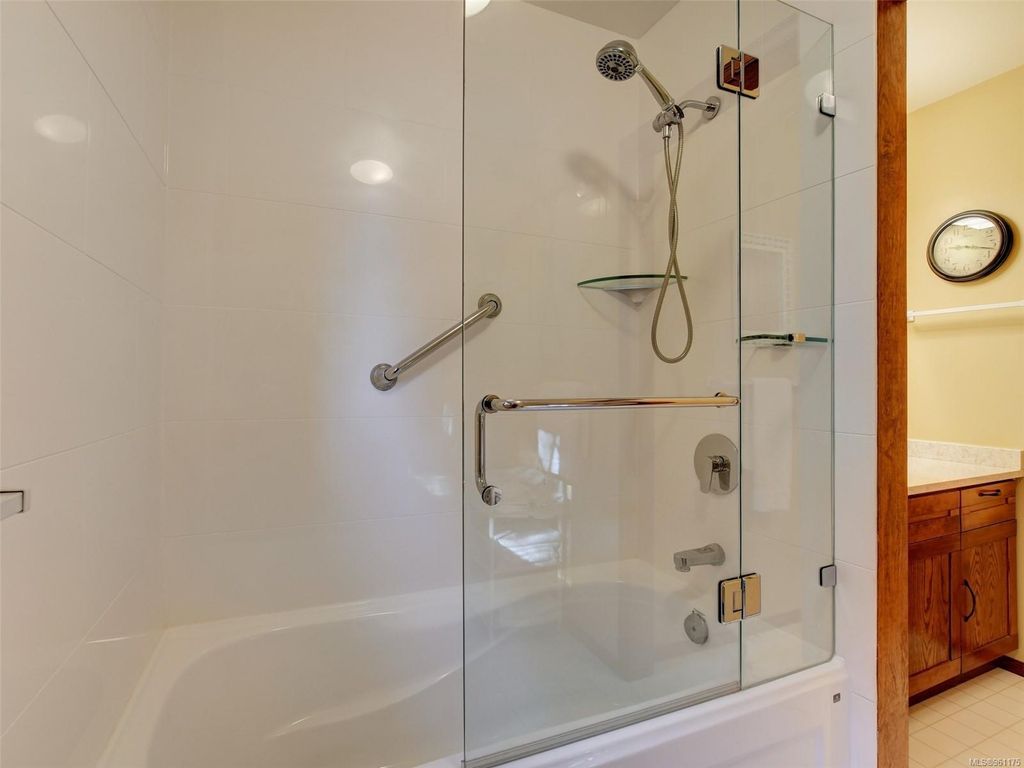 listing image 16046243059154056892