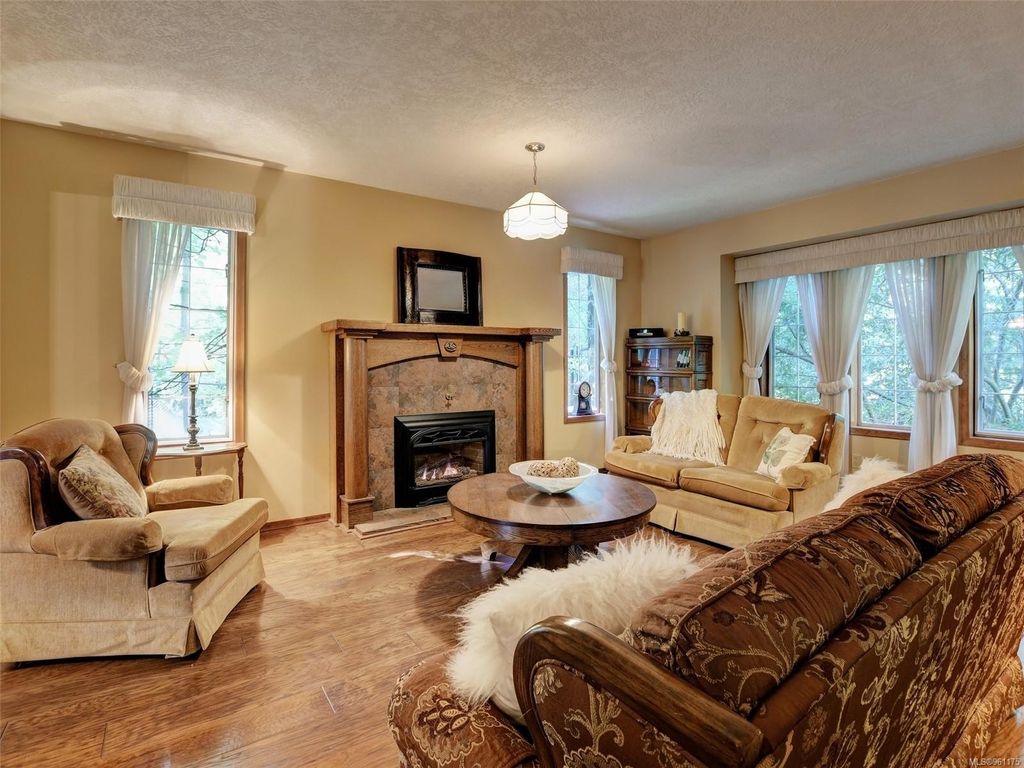 listing image 16045965263832261669