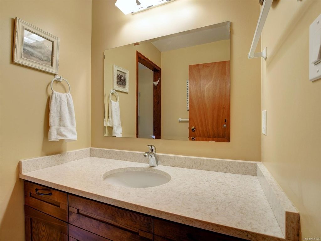 listing image 16048965417299313912