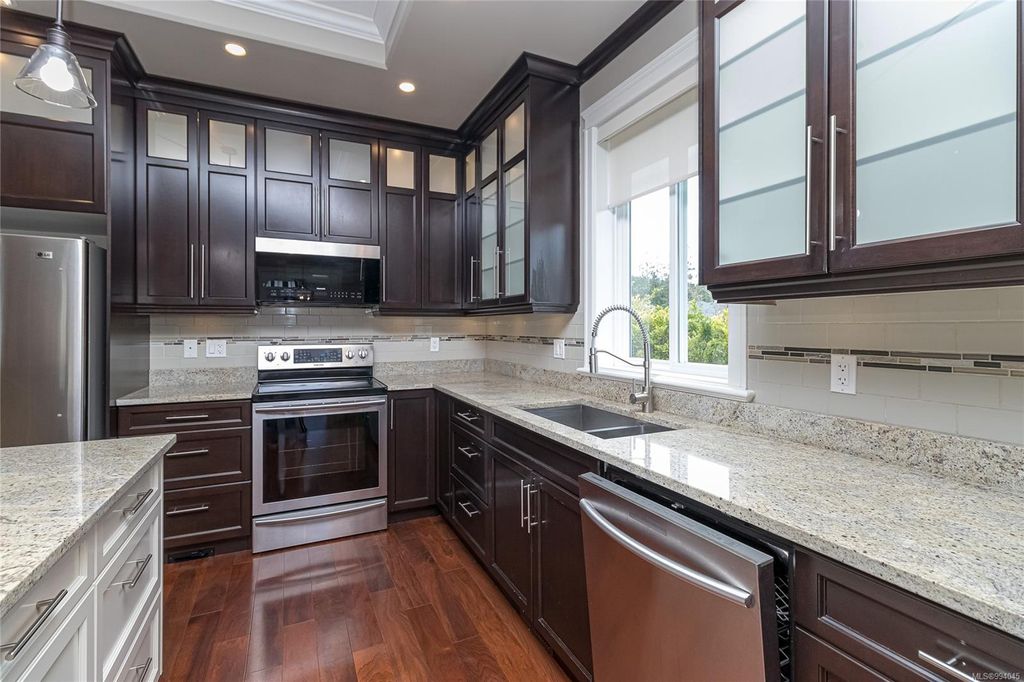 listing image 16046917483737972936