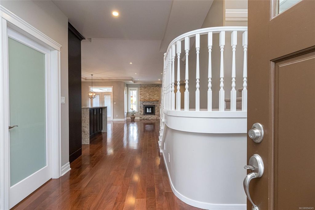 listing image 16046686090358190422