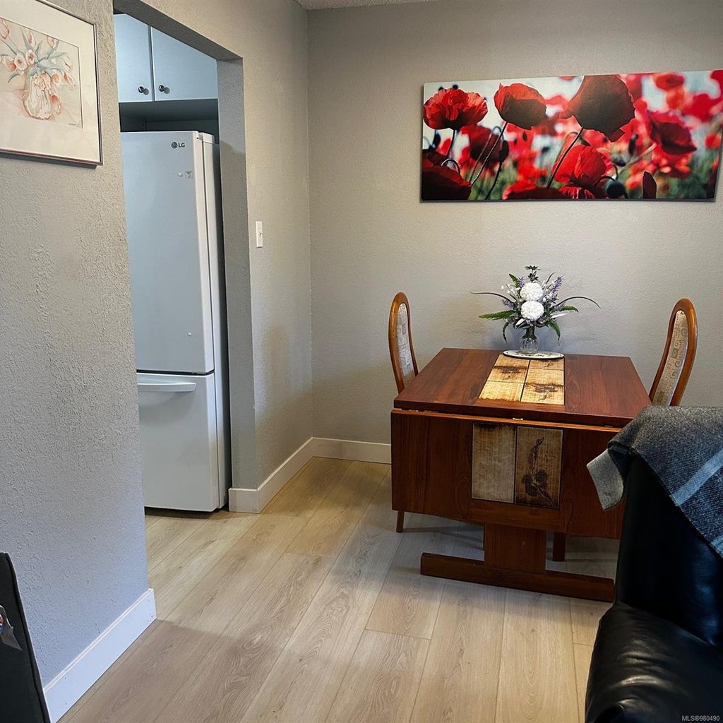 listing image 16047394579827214239