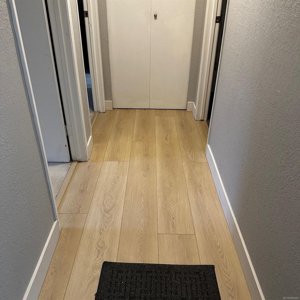 listing image 16048985878823485475