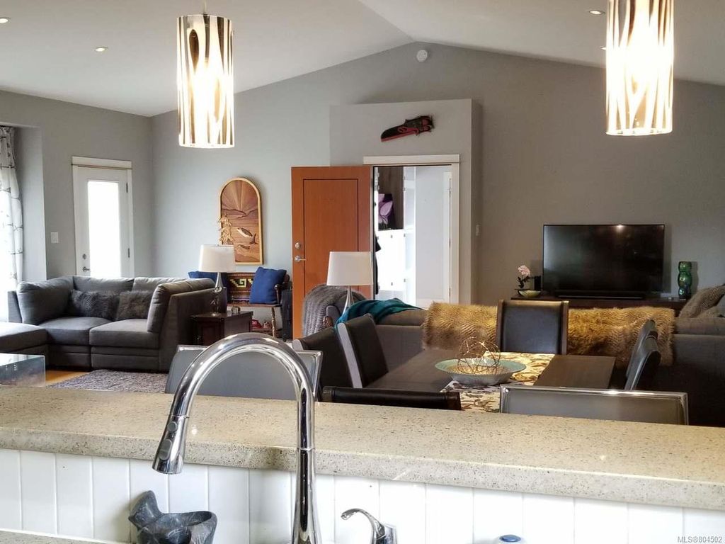 listing image 16044922497141215328