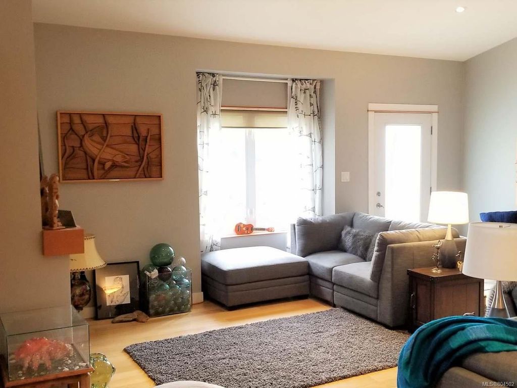 listing image 16046118233165988763