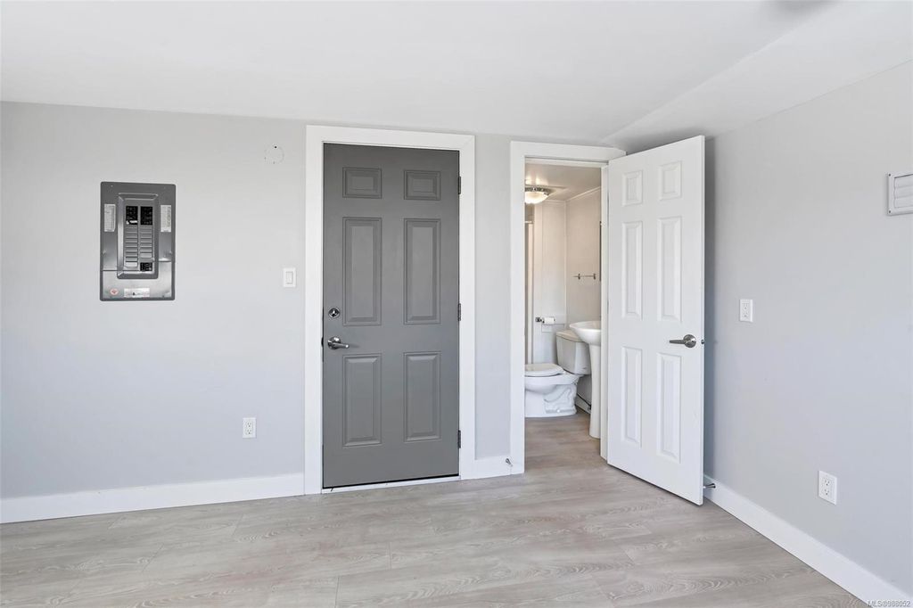 listing image 16047286122893904284