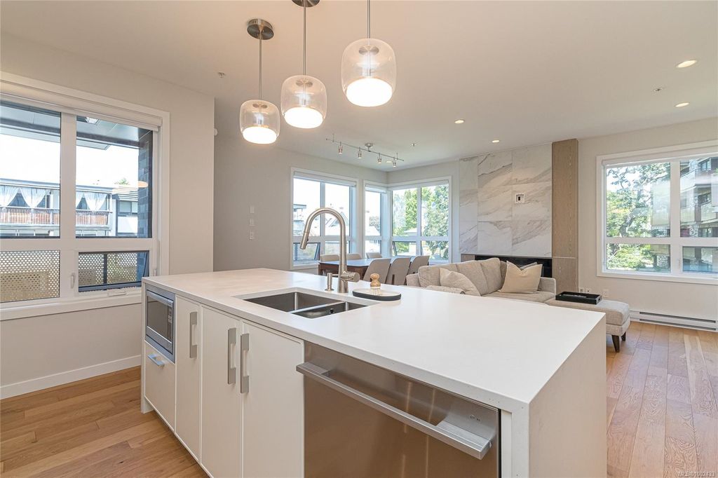 listing image 16041273726312035717