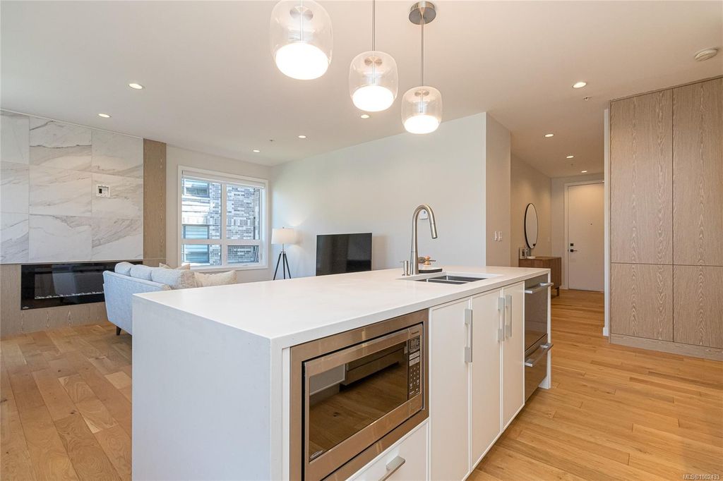 listing image 16046905796835859346