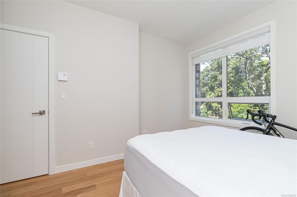 listing image 16045332237742480777