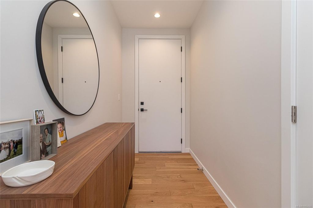 listing image 16048906385012563389