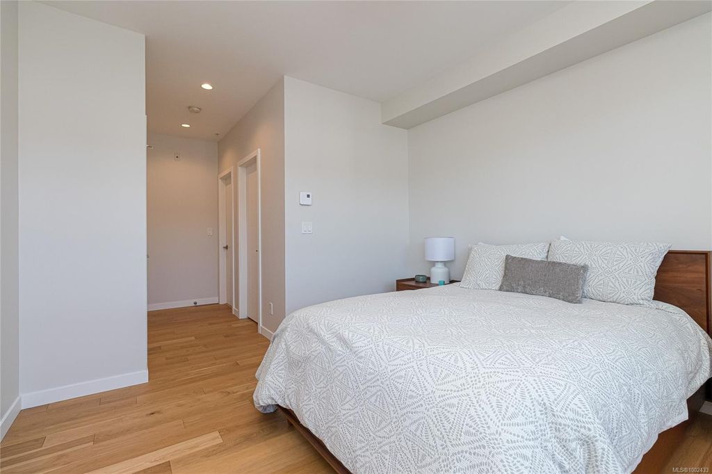 listing image 16049592118175388450